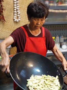 亮哥美食爆料视频,探寻地道美食背后的故事