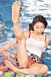 明星落水在水里剧照,水中挣扎求生画面曝光