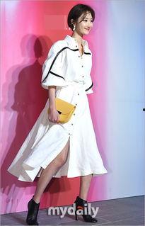 短发银裙女明星,闪耀银幕的女明星风采